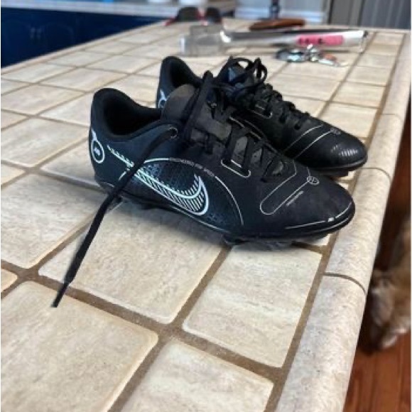 Youth Soccer Cleats Size 1.5 - Picture 3 of 3
